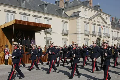 Guardia Real española en uniforme de gala en el Palacio Real