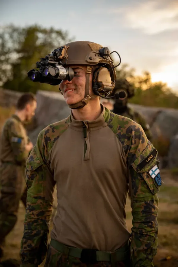 Equipamiento táctico nocturno: visión nocturna y linternas IR militares