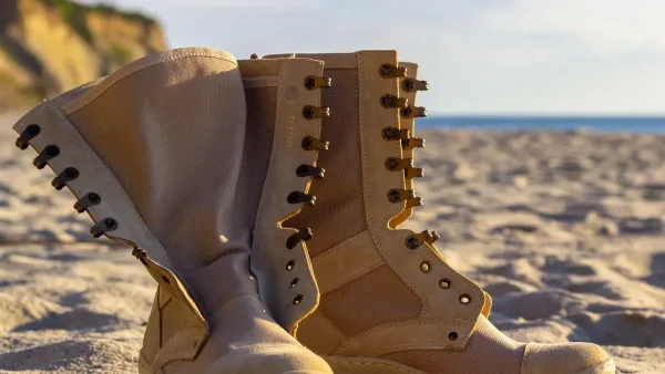 Botas militares tácticas sobre terreno de montaña
