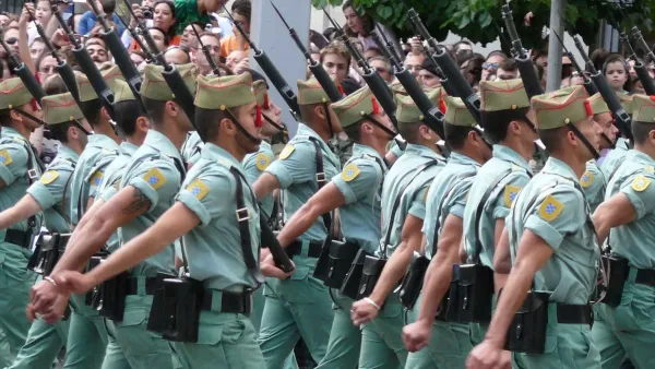 Legionarios españoles en desfile con el emblema de La Legión