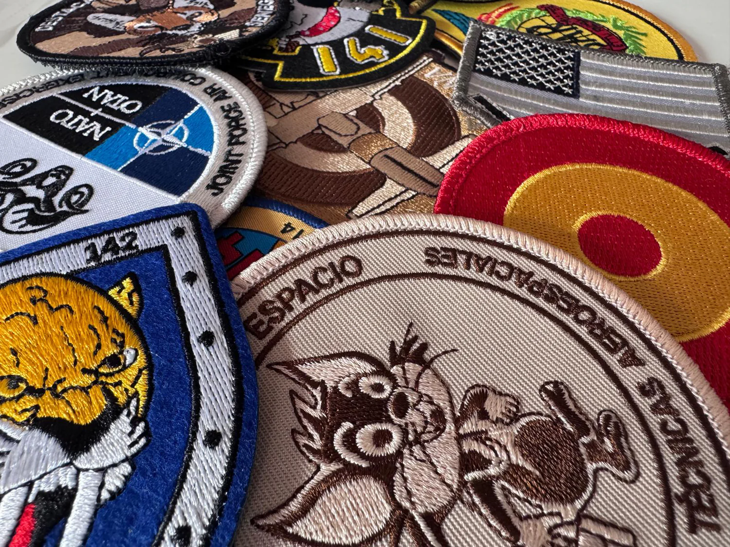 Parches Bordados vs. Parches Sublimados: ¿Cuál es Mejor para Ti?