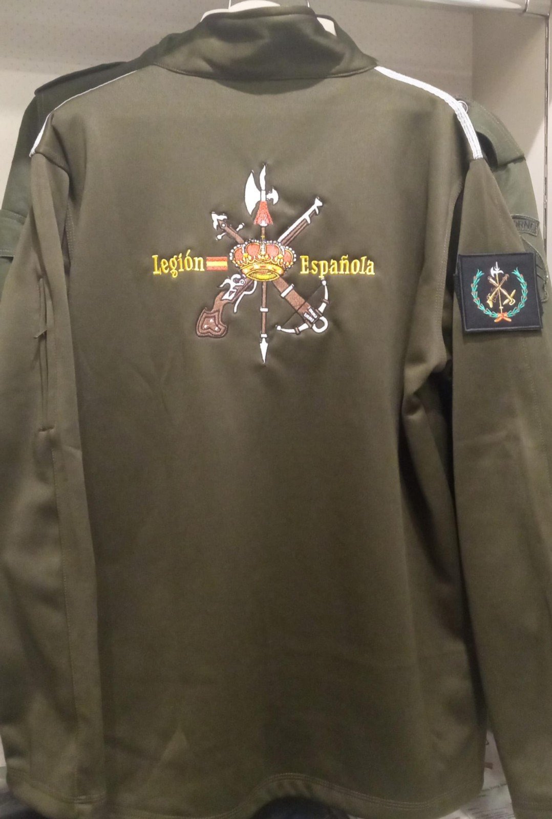 Foto de Sudadera Verde Militar con Logos Bordados