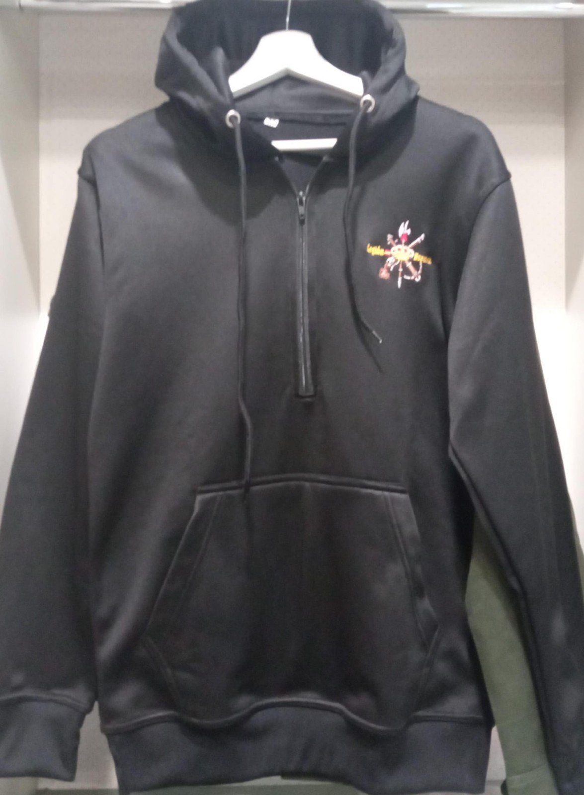 Foto de Sudadera Negra con Logo Bordado