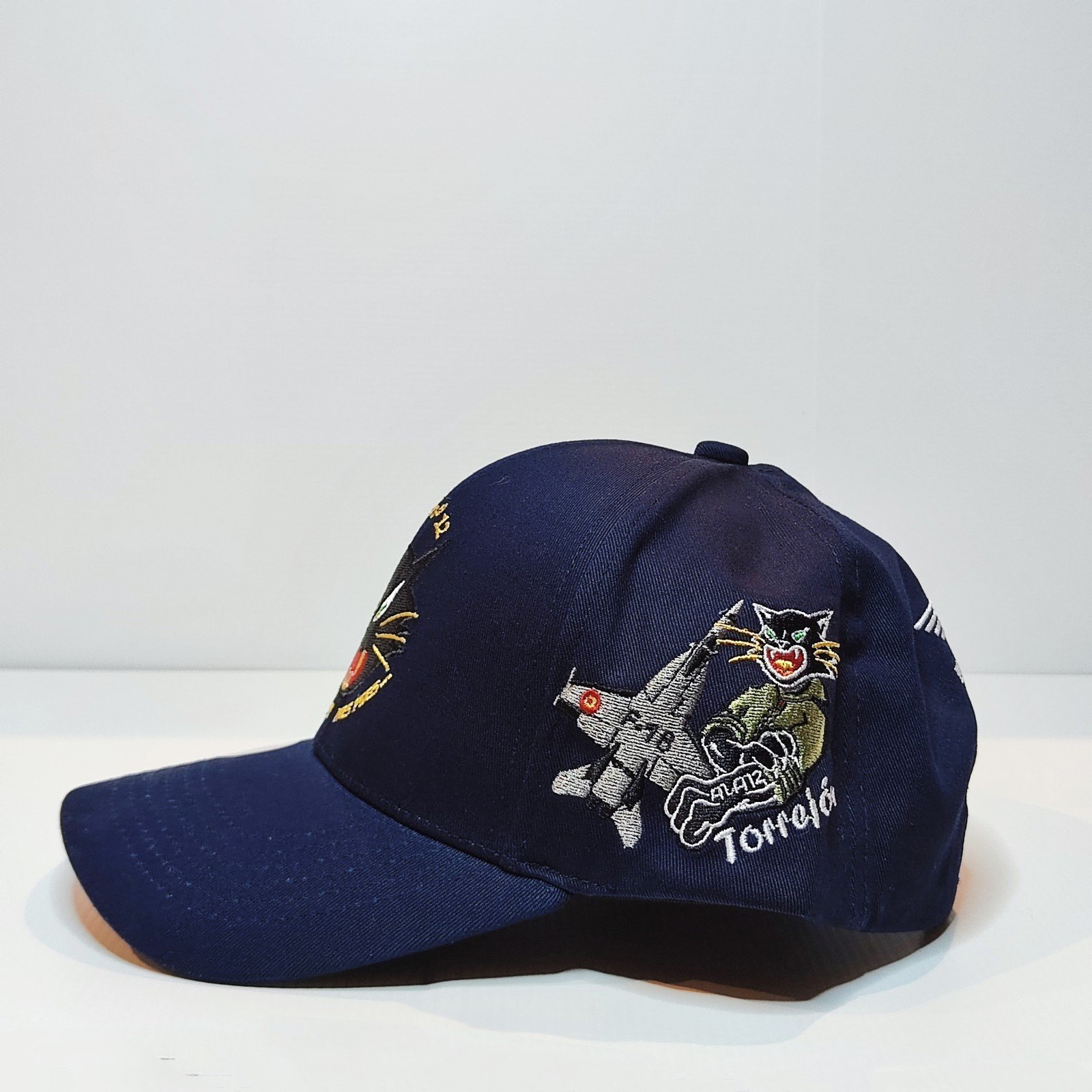 Foto de Gorra Azul Marino Con Tres Bordados Ala 12