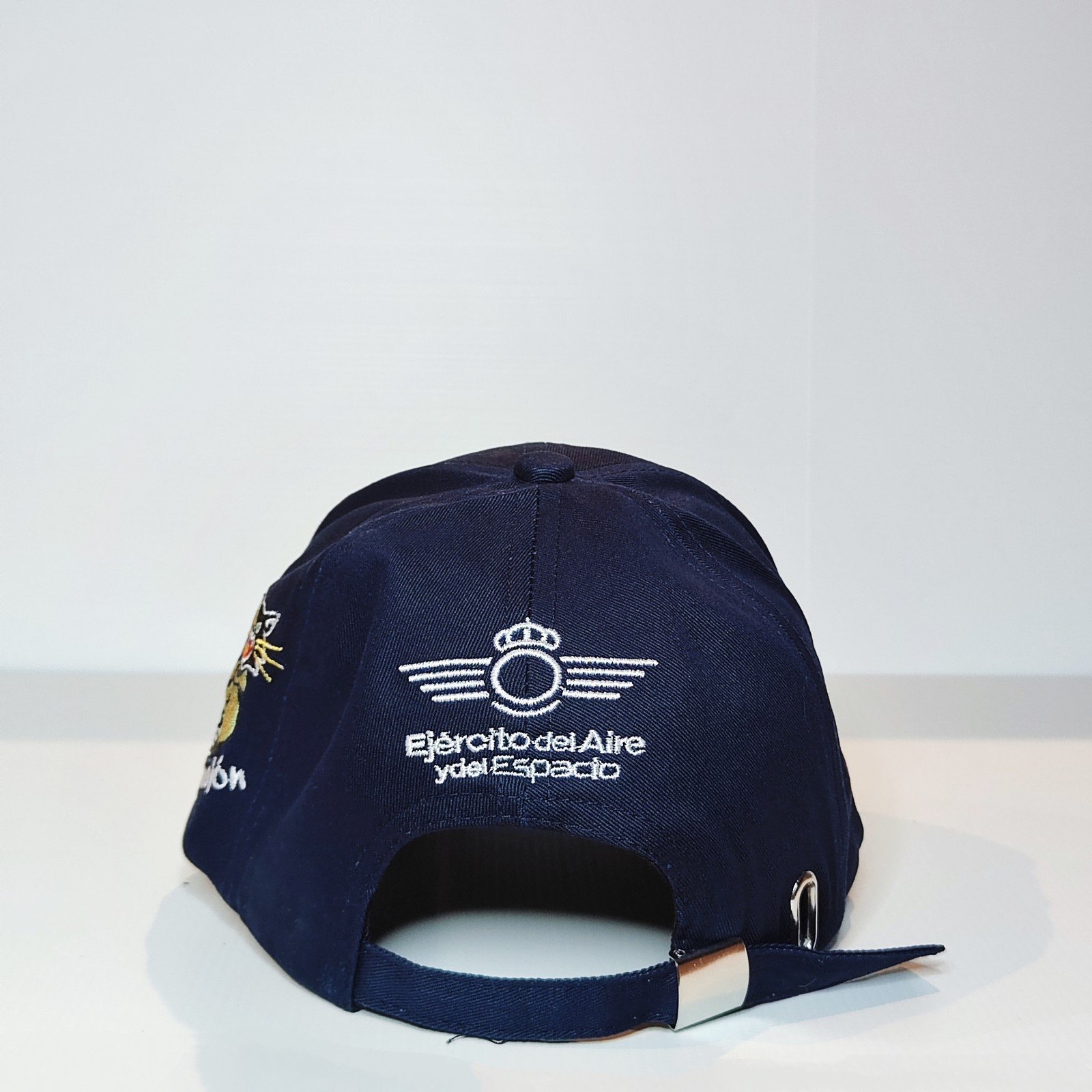 Foto de Gorra Azul Marino Con Tres Bordados Ala 12