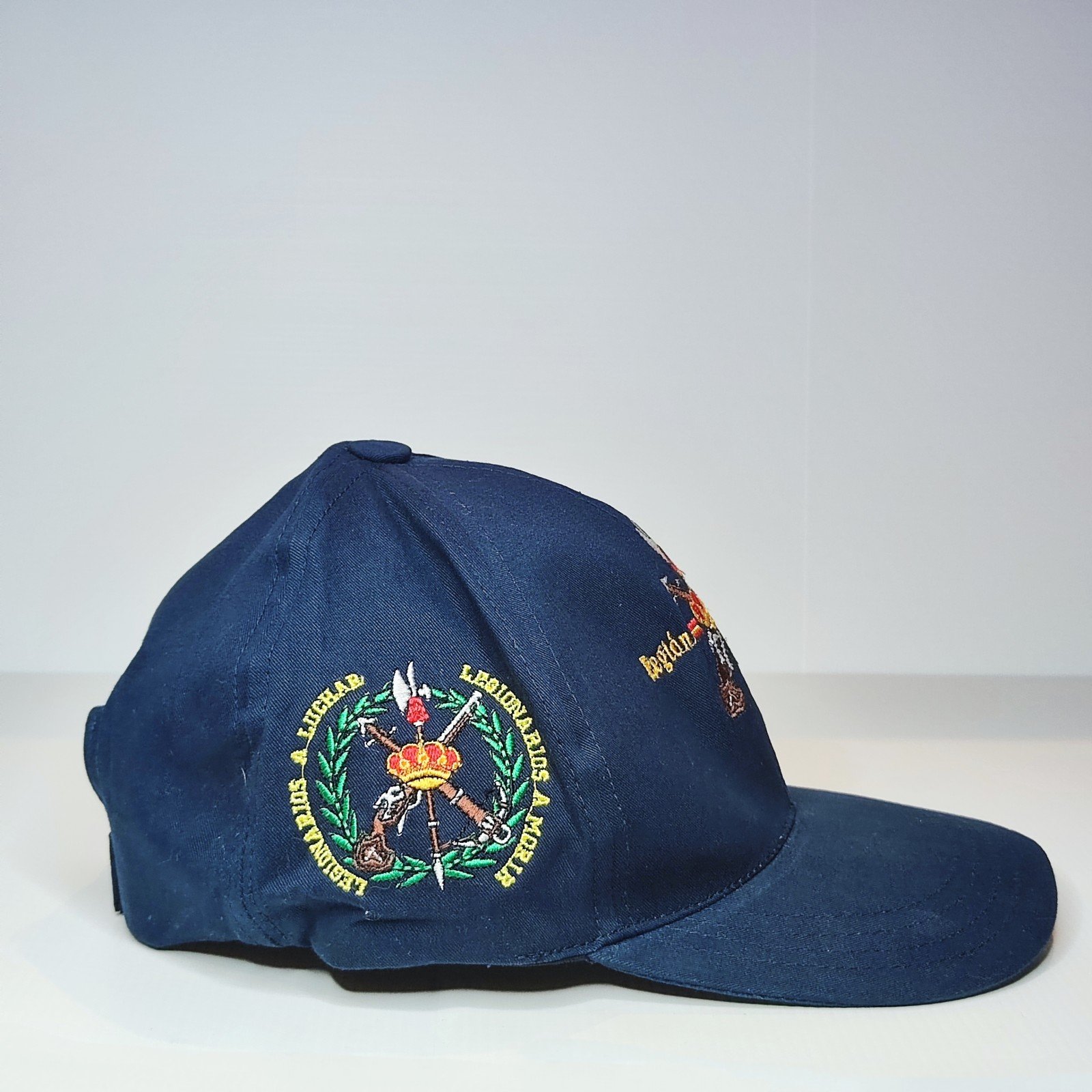 Foto de Gorra Azul Militar Con Dos Bordados Legión